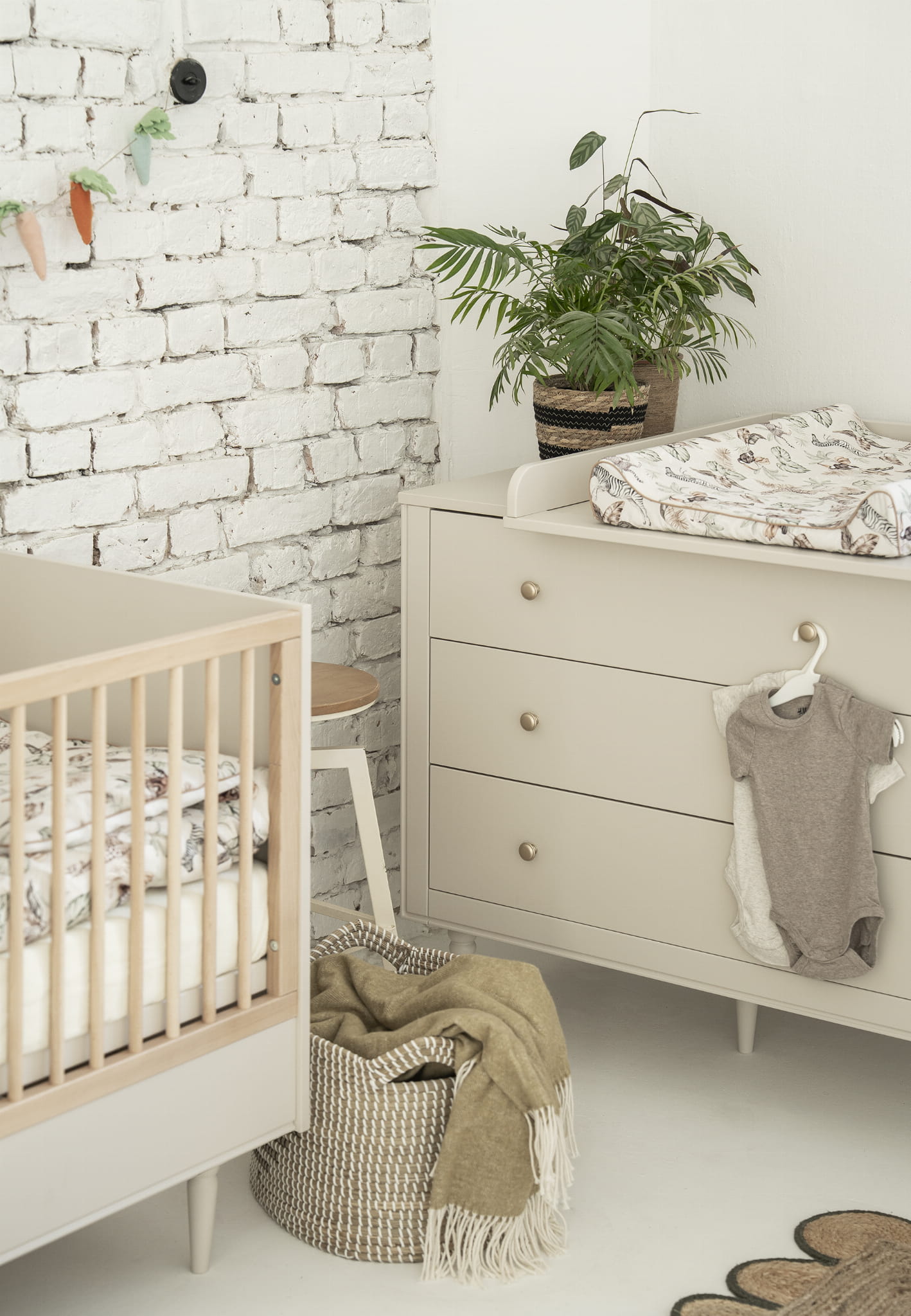 Pinio Petite komoda 3 szuflady + 1 drzwi szampański
