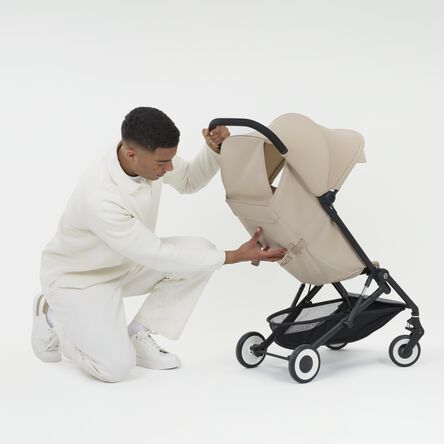 CYBEX Agis – ultralekki wózek spacerowy idealny w podróży