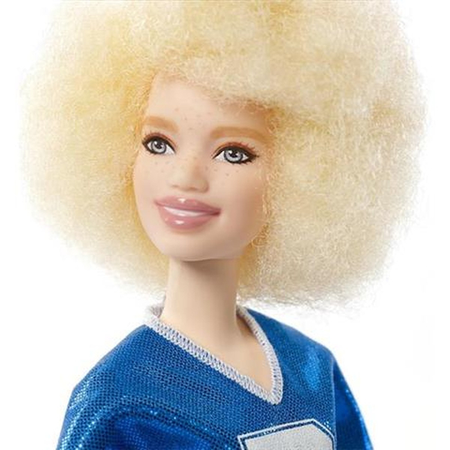 Barbie Fashionistas Lalka 91 Modna przyjaciółka – blond afro, piegi, niebieska koszulka i spódniczka w kratkę, 3+