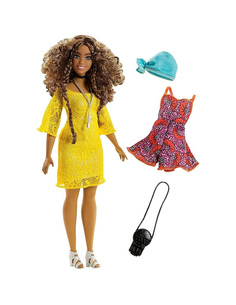 Barbie Fashionistas Lalka Boho Curvy – lalka z kręconymi włosami, żółtą sukienką i dodatkowym ubrankiem, 3+