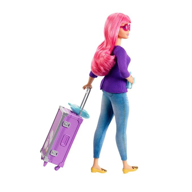 Barbie Daisy w podróży – lalka z kotkiem, walizką, gitarą i akcesoriami podróżnymi, 3+